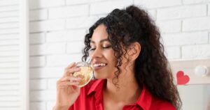 Com duo de baunilha, jasmim coral e mais acordes: descubra por que o novo perfume da Gucci transforma intensidade em sofisticação